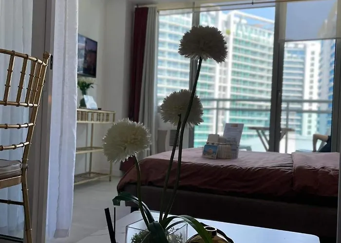 Beach Front Living In The Heart Of The City, Azure Residences Appartamento