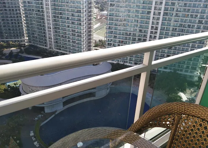 Beach Front Living In The Heart Of The City, Azure Residences Appartamento