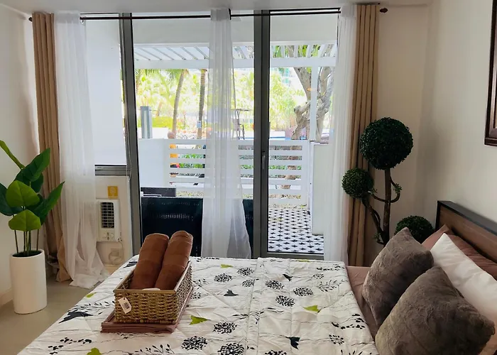 Beach Front Living In The Heart Of The City, Azure Residences Appartamento