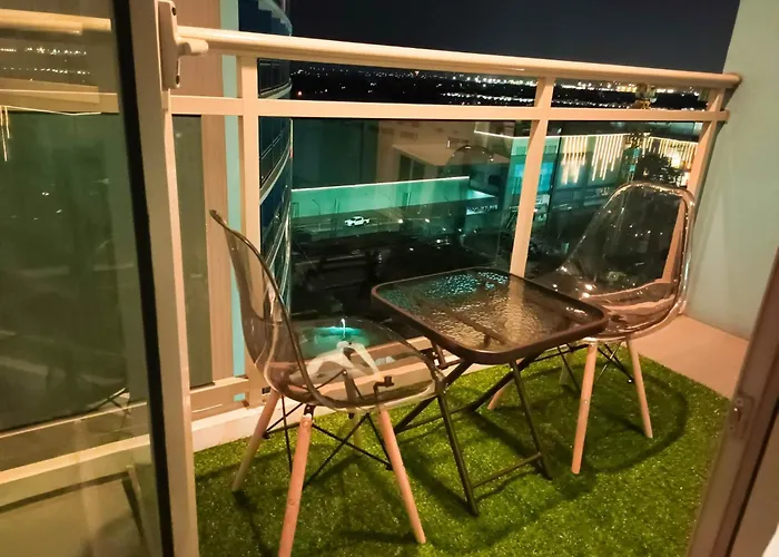 Beach Front Living In The Heart Of The City, Azure Residences Appartamento